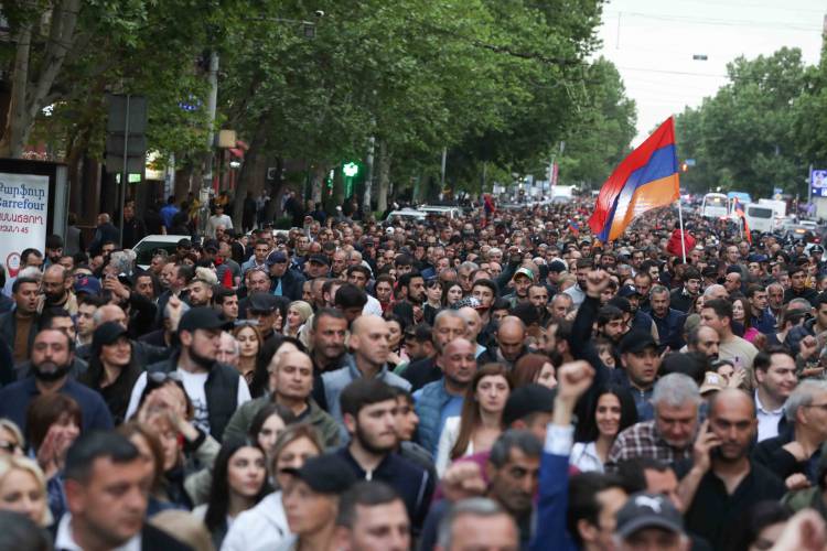 ՖՈՏՈՇԱՐՔ. ընդդիմադիրների քայլերթն ու Երևանի քաղաքապետարանի շենքի շրջափակումը