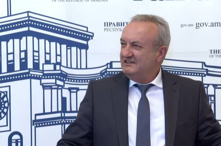ԿԳՄՍ նախարարը շարունակեց «պստիկ պապան գնաց բանակ...» երգը՝ խոսելով «վաստակավոր» և «ժողովրդական արտիստի» կոչումների չեղարկման մասին