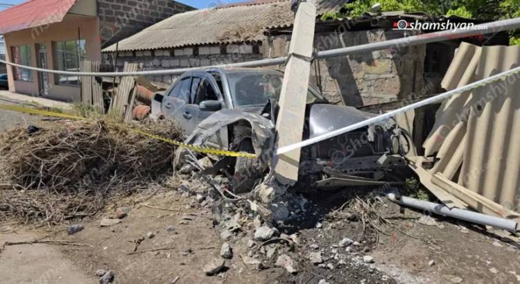 Խոշոր վթար, բախվել են «Infiniti» ու «Mercedes», էլեկտրասյուն է կոտրվել, վիրավnր կա․ Shamshyan